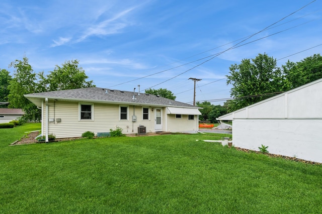 1501 100th St, Bloomington, MN 55431 - rear view of house featuring a yard and roof with shingles