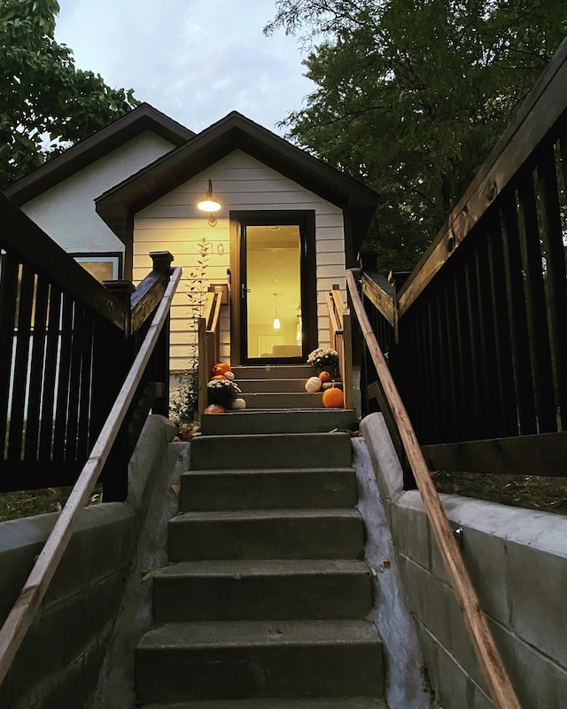 610 34th Ave N, Minneapolis, MN 55412 - entrance to property