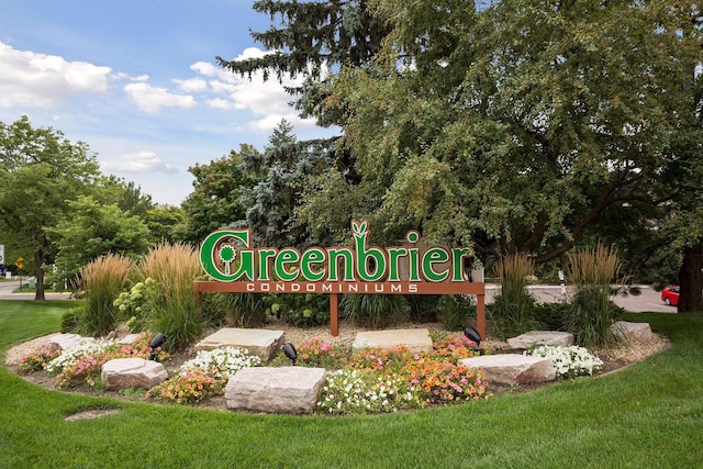 10501 Cedar Lake Rd Unit 515, Minnetonka, MN 55305 - community / neighborhood sign featuring a yard