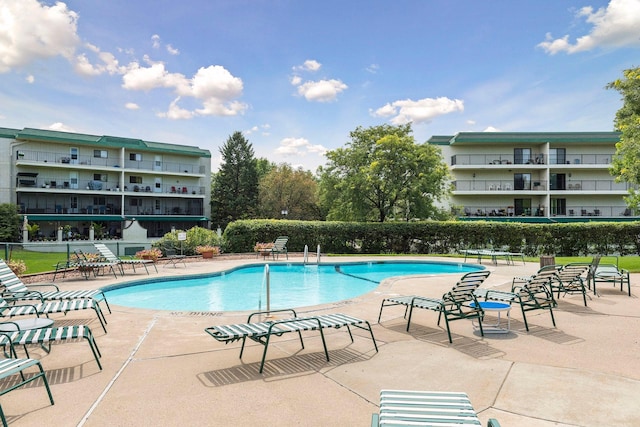 10501 Cedar Lake Rd Unit 515, Minnetonka, MN 55305 - community pool with a patio area