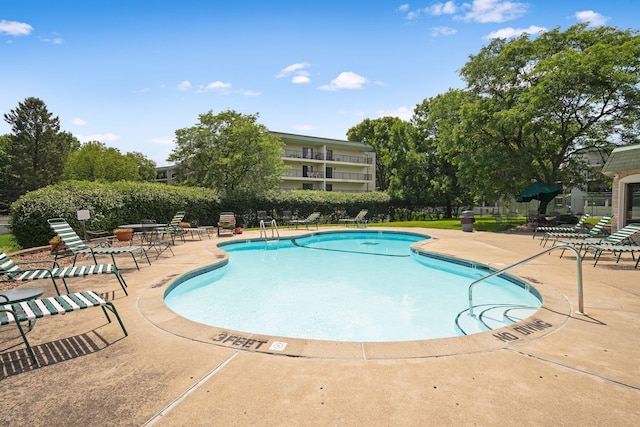 10501 Cedar Lake Rd Unit 515, Minnetonka, MN 55305 - community pool with a patio area