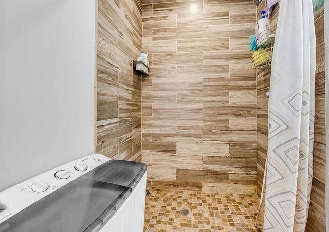 35 Front Ave, Saint Paul, MN 55117 - full bath with a tile shower and independent washer and dryer