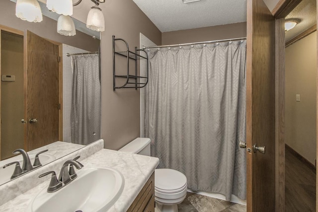 2246 Vivian Ln, Saint Paul, MN 55119 - full bath featuring vanity, a textured ceiling, and curtained shower