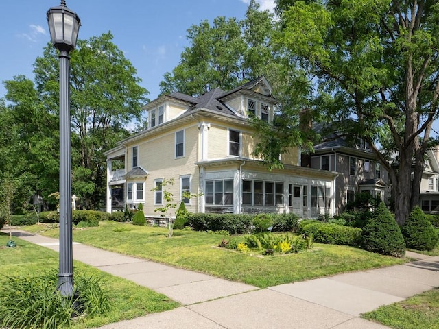 2320 Humboldt Ave S, Minneapolis, MN 55405 - traditional style home with a front lawn