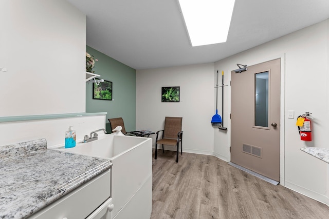 2485 Canabury Dr Unit 112, Little Canada, MN 55117 - kitchen featuring light wood-style flooring
