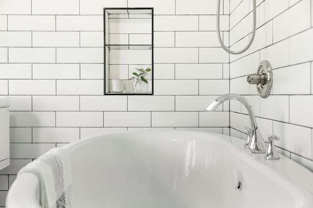 784 Fairview Ave N, Saint Paul, MN 55104 - full bathroom featuring a tub