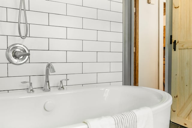784 Fairview Ave N, Saint Paul, MN 55104 - bathroom featuring a soaking tub