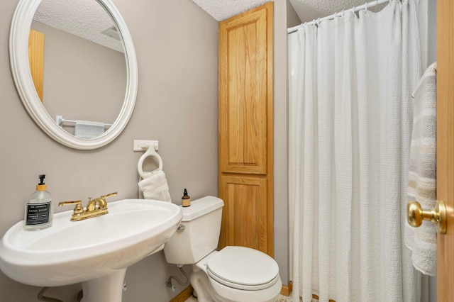 2174 Ponds Way, Shakopee, MN 55379 - full bathroom featuring a textured ceiling and curtained shower