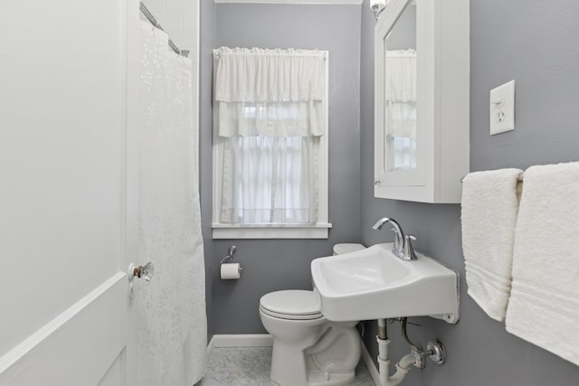 275 Pascal St S, Saint Paul, MN 55105 - bathroom with toilet and a shower with shower curtain