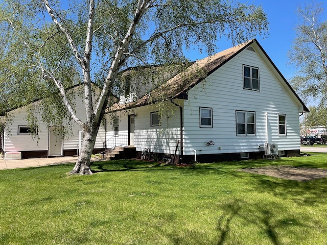 912 3rd St NE, Roseau, MN 56751 - rear view of property with a lawn