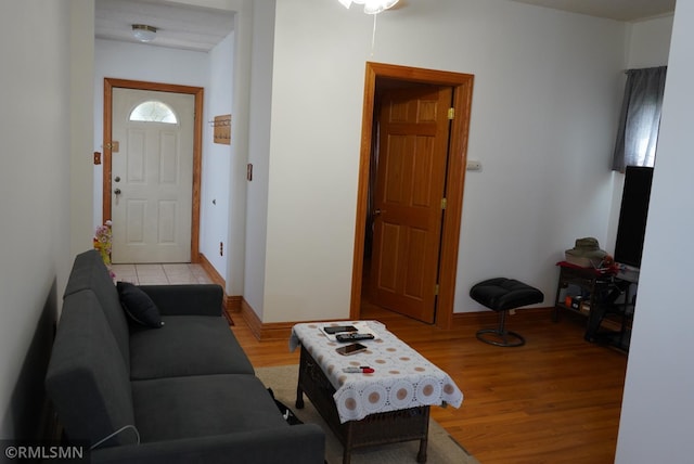 653 Thomas Ave, Saint Paul, MN 55104 - living area featuring light wood finished floors and baseboards