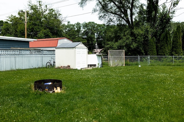 306 4th St, La Crescent, MN 55947 - view of yard featuring an outdoor fire pit and a shed