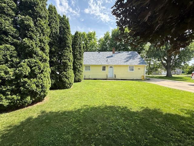 819 Washington St E, Caledonia, MN 55921 - rear view of house featuring a lawn