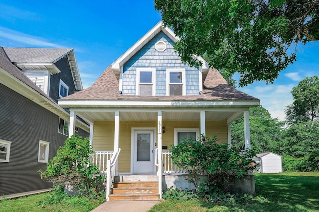 2931 Lyndale Ave N, Minneapolis, MN 55411 - bungalow with a porch, roof with shingles, and a front lawn