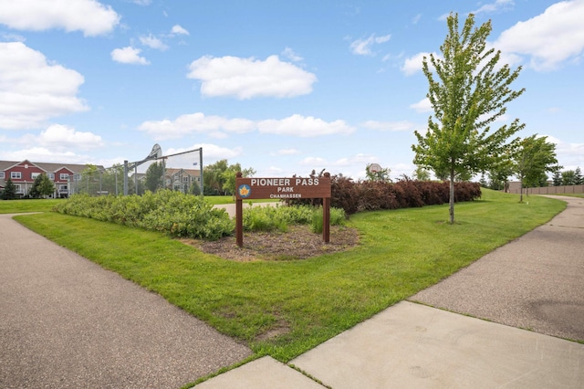 1816 Commonwealth Blvd, Chanhassen, MN 55317 - view of home's community with a lawn