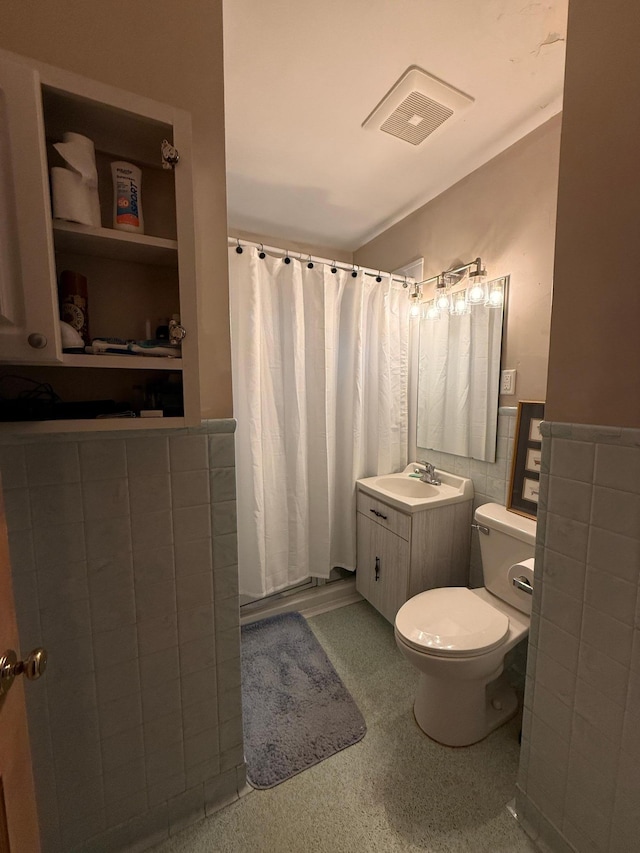 1202 4th St, Montevideo, MN 56265 - full bath featuring a shower with shower curtain and vanity