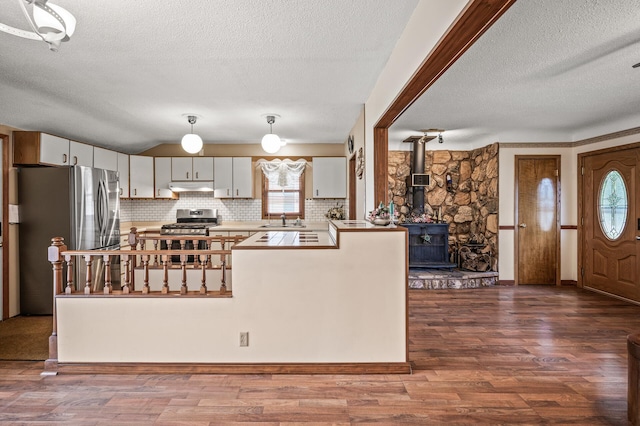 2233 Fremont Ave E, Saint Paul, MN 55119 - kitchen featuring appliances with stainless steel finishes, under cabinet range hood, a textured ceiling, decorative backsplash, and a peninsula