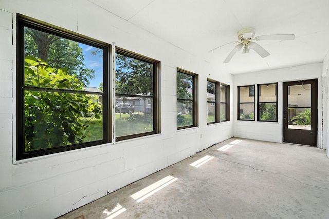 1464 Kent St, Saint Paul, MN 55117 - unfurnished sunroom featuring ceiling fan and concrete flooring