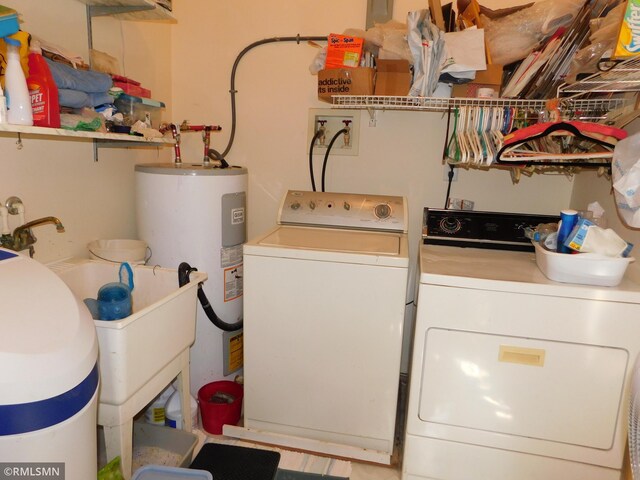 37452 Deer St, Aitkin, MN 56431 - laundry area featuring washing machine and clothes dryer and water heater