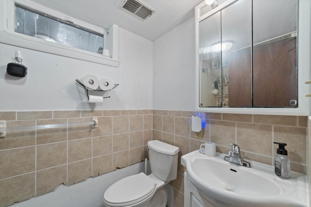 5510 Thompson Hill Rd, Proctor, MN 55810 - full bath featuring vanity and tile walls