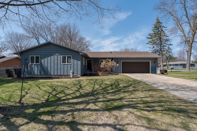 301 Nottingham Ct, North Mankato, MN 56003 - ranch-style home featuring board and batten siding, a garage, driveway, and a front lawn