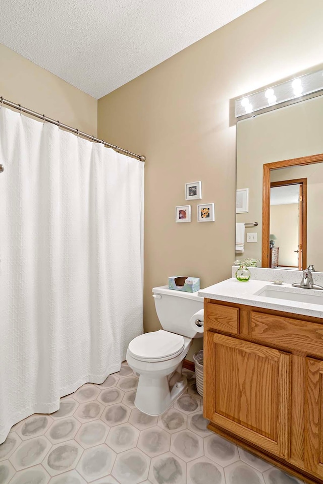 1112 Iris Dr, White Bear Twp, MN 55127 - full bath featuring vanity, a textured ceiling, and curtained shower