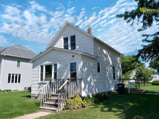422 Sanborn St, Springfield, MN 56087 - view of front of home featuring a chimney and a front yard