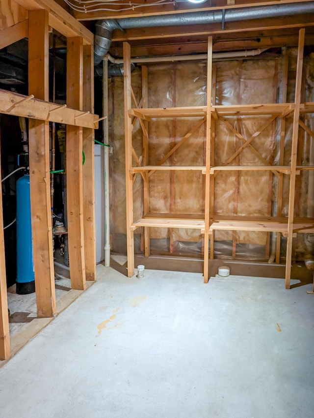 1132 Westbury Cir, Eagan, MN 55123 - unfinished basement featuring a water pressure tank