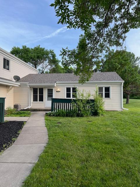 4918 Grenwich Trl N, Oakdale, MN 55128 - view of front facade with a front yard
