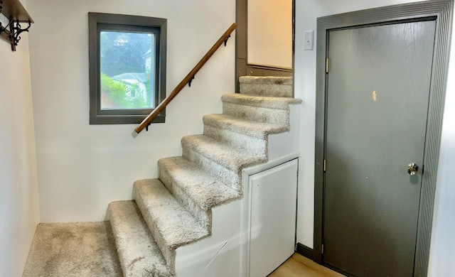 410 10th St SW, Willmar, MN 56201 - view of stairway