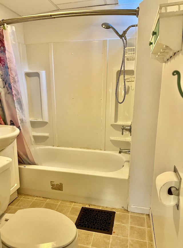 410 10th St SW, Willmar, MN 56201 - full bath featuring shower / bathtub combination with curtain and tile patterned flooring