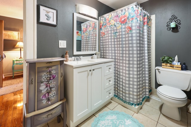 938 38th Ave N, Saint Cloud, MN 56303 - bathroom featuring vanity, curtained shower, and tile patterned flooring