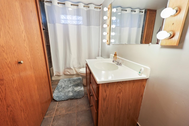 938 38th Ave N, Saint Cloud, MN 56303 - full bath with vanity, shower / bath combo, and tile patterned floors