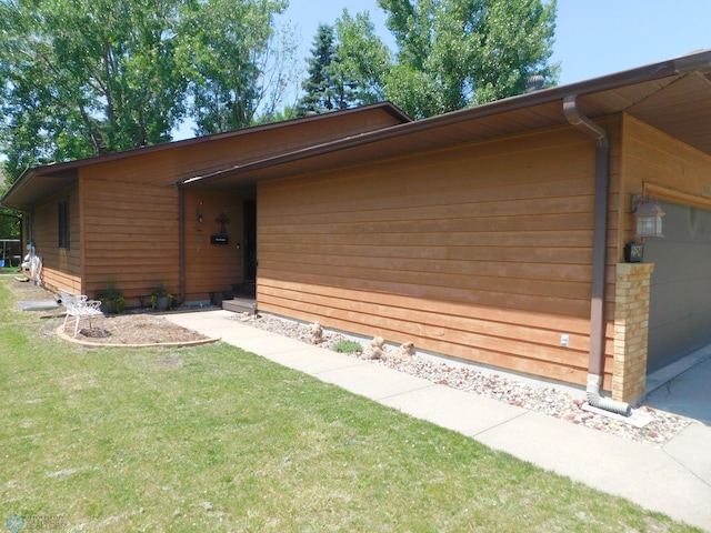2524 25th Ave S, Fargo, ND 58103 - view of front of house featuring a garage and a front yard