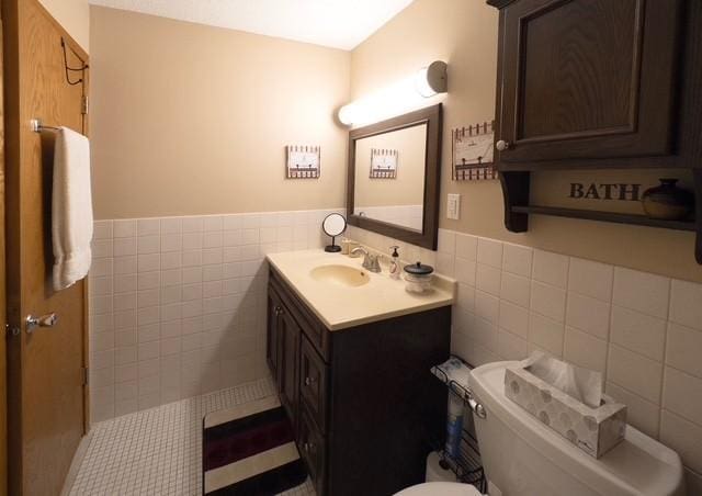 2720 Dale St N Unit C206, Roseville, MN 55113 - bathroom with tile walls, vanity, and wainscoting