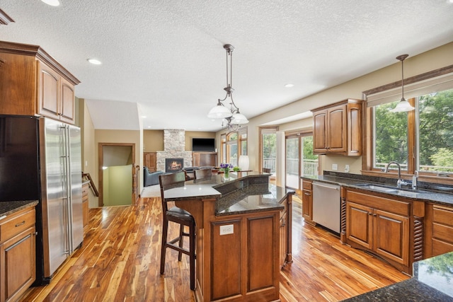 18658 Ponderosa Ct, Eden Prairie, MN 55347 - kitchen featuring stainless steel appliances, light wood-style floors, plenty of natural light, a textured ceiling, and recessed lighting