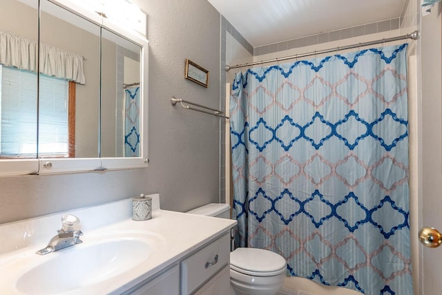 25 Piccadilly Pl, Mankato, MN 56001 - full bath featuring vanity, a shower with curtain, and a textured wall