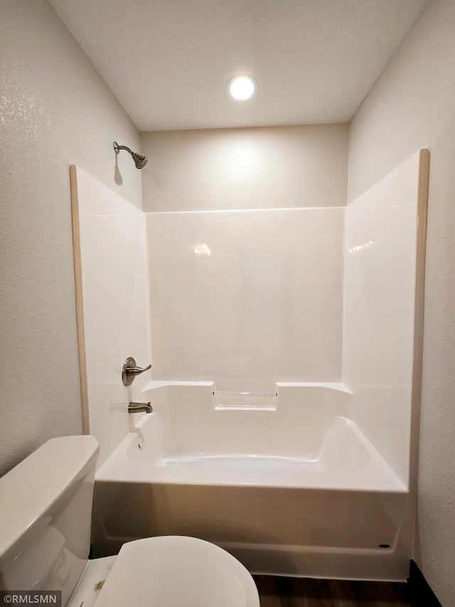 2101 Nelson St, Saint Peter, MN 56082 - full bathroom featuring toilet and shower / washtub combination