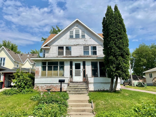 407 Minnesota St, Redwood Falls, MN 56283 - traditional style home featuring entry steps and a front lawn