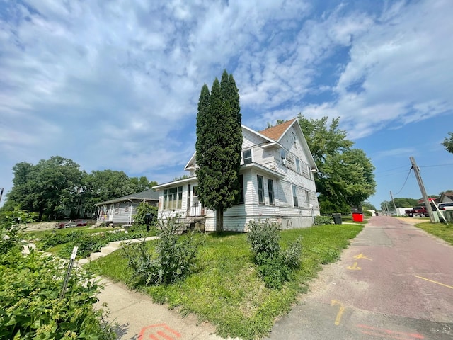 407 Minnesota St, Redwood Falls, MN 56283 - view of side of home with uncovered parking