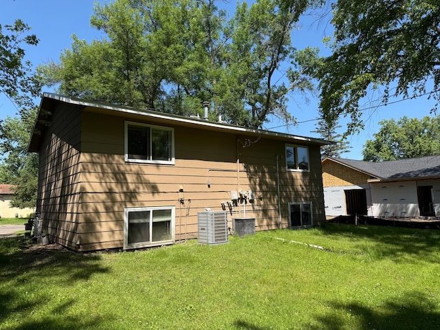 1111 13th St, Brainerd, MN 56401 - rear view of house featuring a lawn