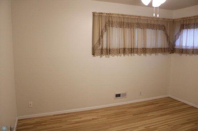 509 24th Ave N, Fargo, ND 58102 - empty room featuring light wood-type flooring and ceiling fan