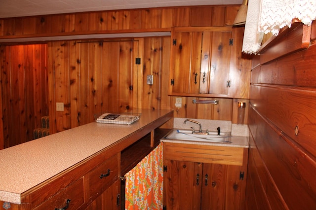 509 24th Ave N, Fargo, ND 58102 - bathroom with wood walls
