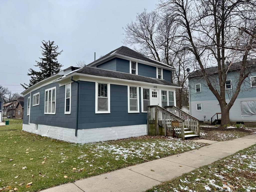 415 College St, Albert Lea, MN 56007 - american foursquare style home featuring a front yard and roof with shingles