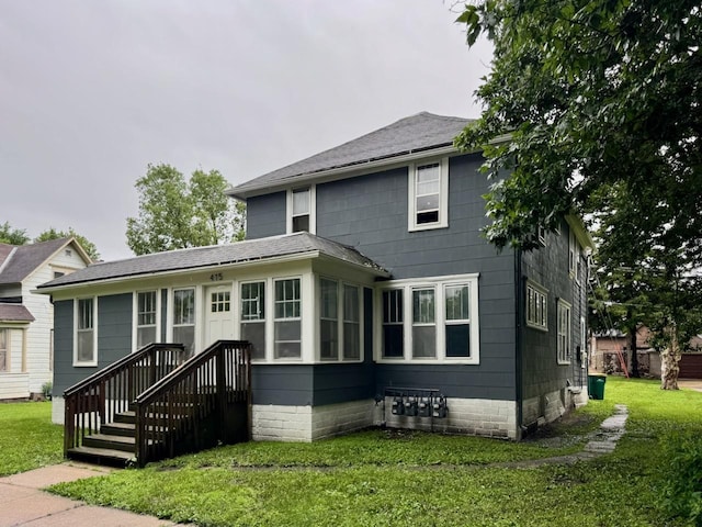 415 College St, Albert Lea, MN 56007 - view of front of house featuring a front yard and roof with shingles
