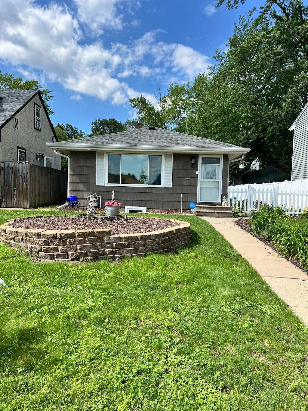 53 Hoyt Ave W, Saint Paul, MN 55117 - bungalow-style home with a shingled roof
