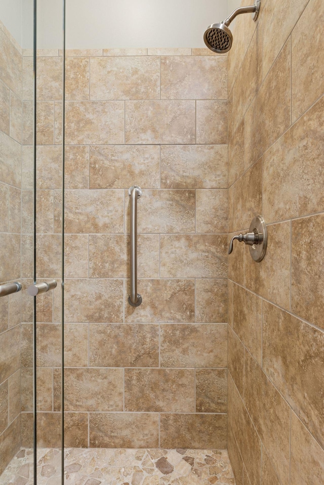 2 Red Forest Ln, North Oaks, MN 55127 - bathroom featuring a tile shower