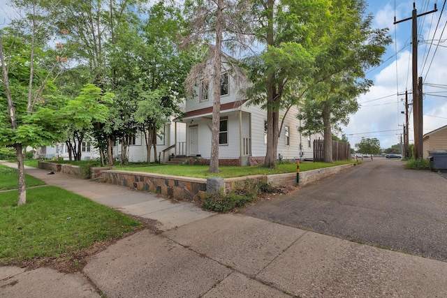 12 16th Ave N, Saint Cloud, MN 56303 - view of front facade featuring a front yard and asphalt driveway