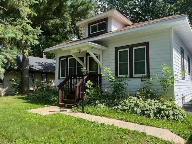 1670 Maryland Ave E, Saint Paul, MN 55106 - bungalow featuring a front yard