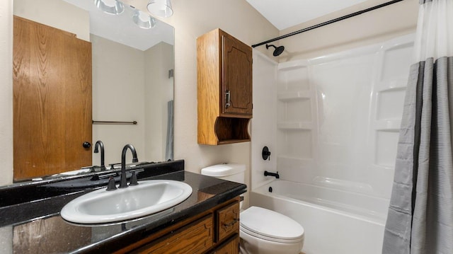 337 9 1/2 St N, Sauk Rapids, MN 56379 - bathroom featuring shower / tub combo with curtain and vanity